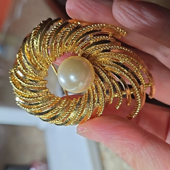 Elegant Gold Swirl Brooch with Pearl Accent - Picture 10 of 17